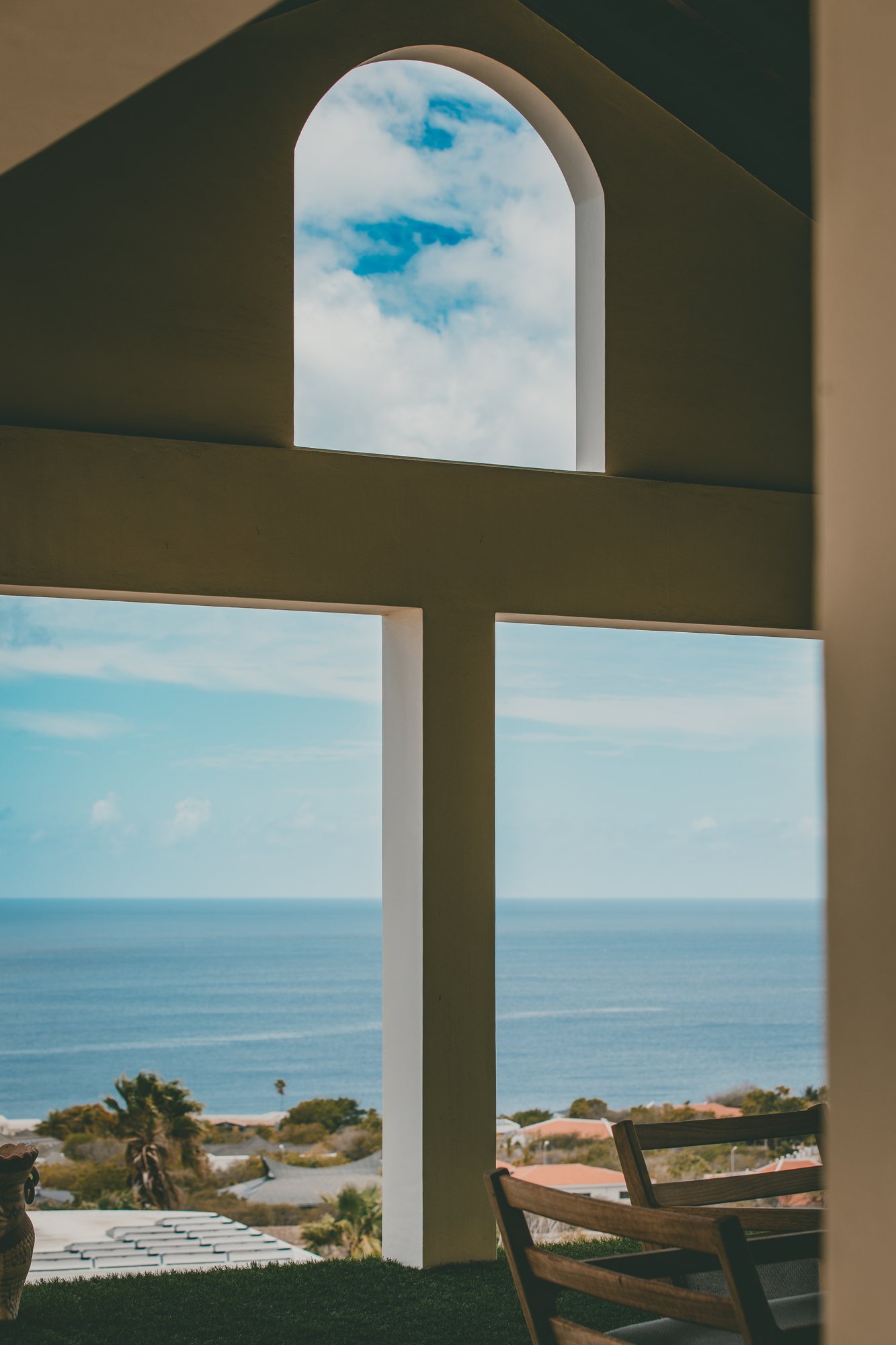 Arched opening with a view over the sea, in a house on Bonaire