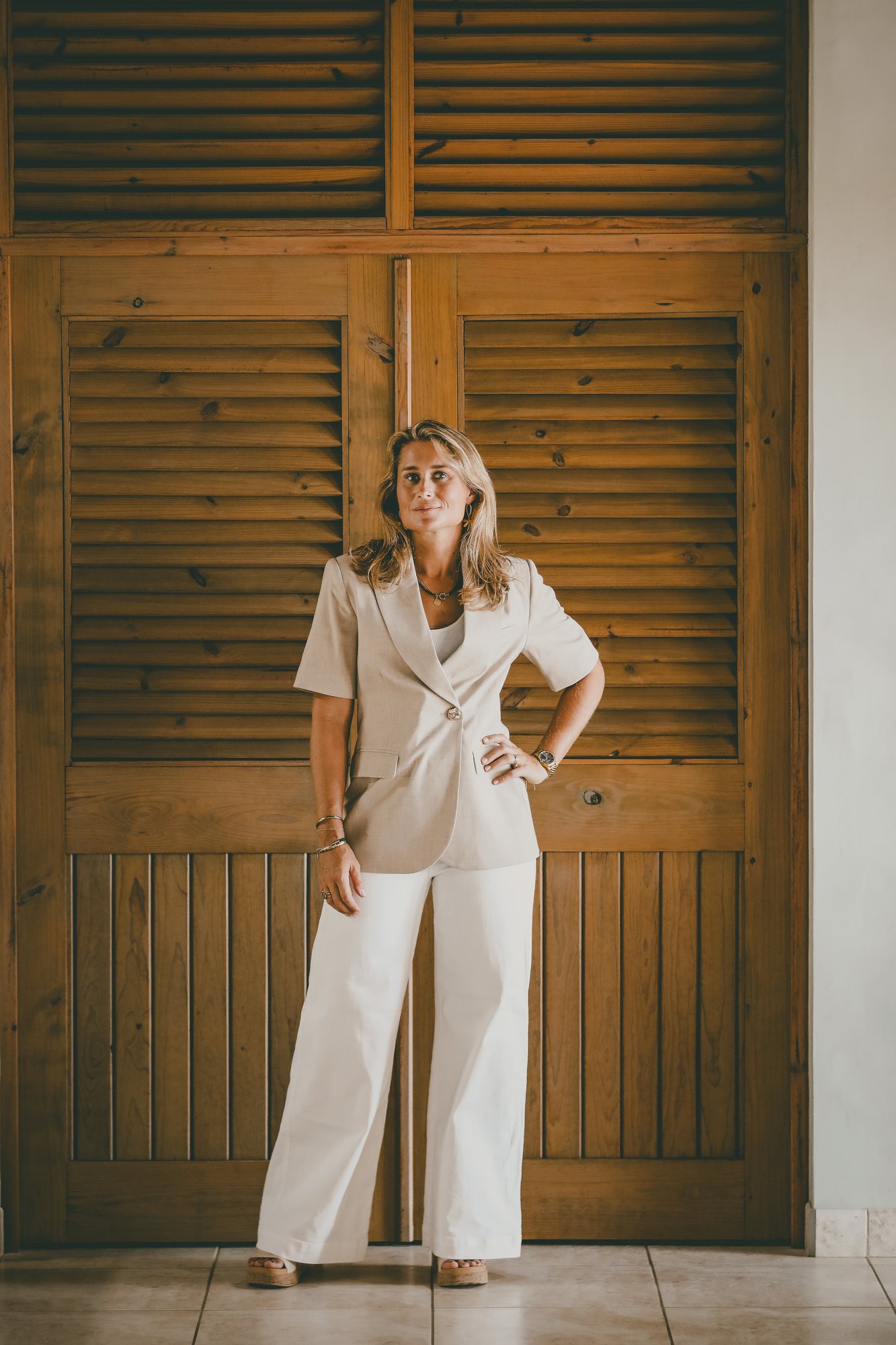 Portrait of Jurinda at a wooden doorway on Bonaire