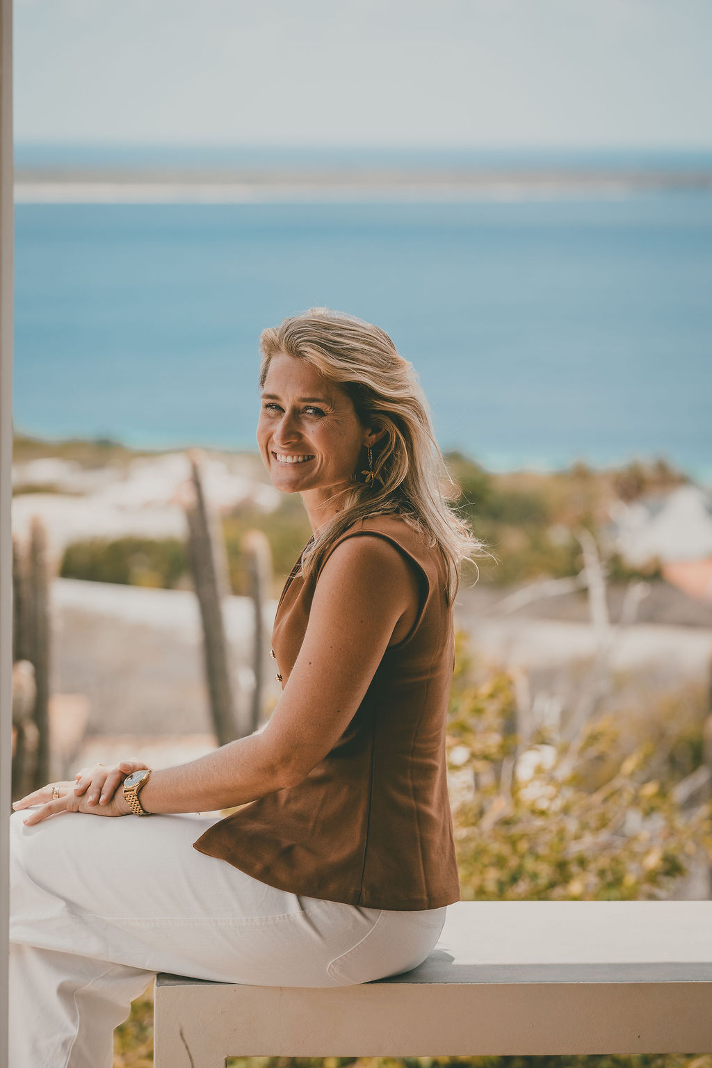Jurinda on Bonaire, with the sea behind her