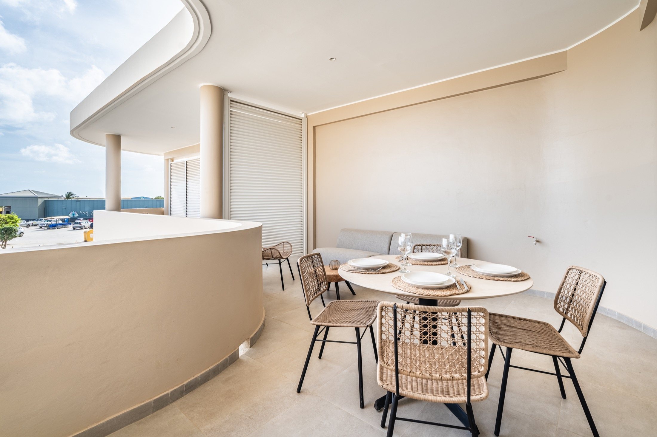 Dining table on the curved terrace at Nikiboko Suit
